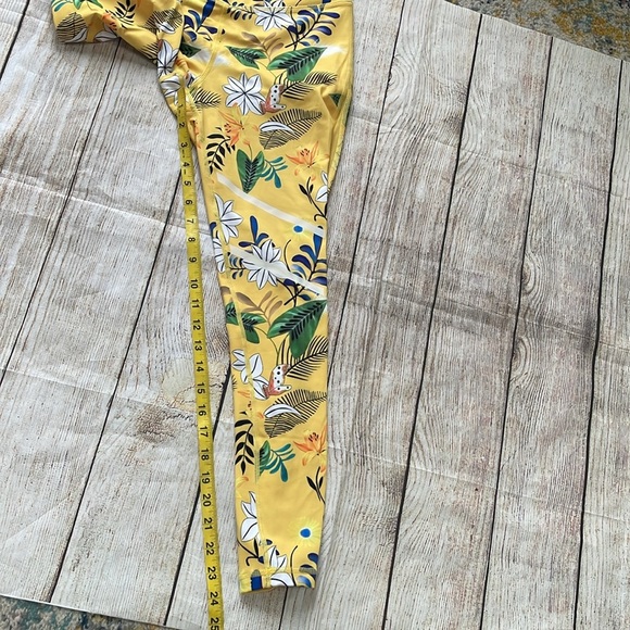 Zyia reflective Light n Tight leggings Yellow floral print Mesh detail Size 6-8 - Picture 6 of 10